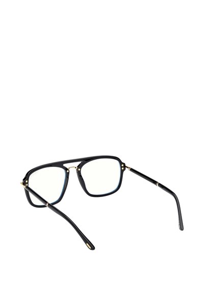 Montatura rettangolare nera per occhiali con sottili dettagli dorati sulle cerniere e lenti trasparenti, mostrata leggermente inclinata su uno sfondo bianco.