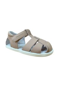 Sandalia de cuero marrón con diseño abierto, correa ajustable y suela de goma blanca. Cuenta con múltiples tiras horizontales y verticales.