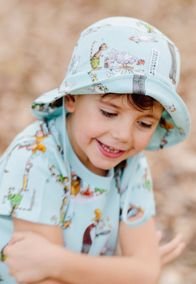 Ljusblå bucket hat med fantasifulla illustrationer av djur och människor; tillverkad av mjukt tyg, med en bred skärm och justerbara remmar.