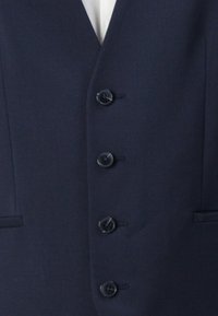 Marineblaues Weste mit glatter Textur, ausgestattet mit fünf schwarzen Knöpfen, zwei Seitentaschen und einem klaren, maßgeschneiderten Design.