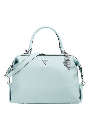 Hellblaue Lederhandtasche mit oberen Griffen, abnehmbarem Schulterriemen, Metall-Logo-Plakette und dekorativen silbernen Schlüsselanhänger-Anhängern.