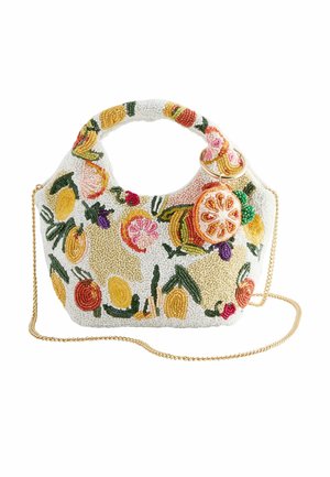 Hvid perlet håndtaske med farverige frugt- og blomstermønstre, rund håndtag, fastgjort nøglering med appelsinskive og guldkæde.