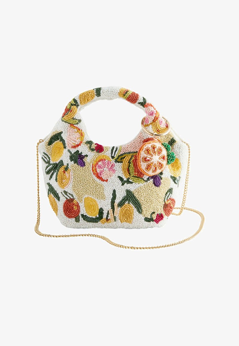 Weiße Perlenhandtasche mit bunten Obst- und Blumenmustern, rundem Griff, angebrachtem Orangenscheiben-Schlüsselanhänger und goldener Kettenriemen.
