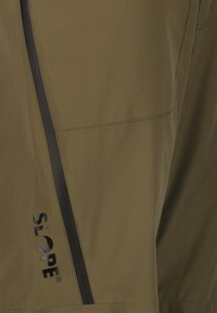 Olivengrønne shorts med en glat tekstur, der har en sort sidezipper og logoet "SLOPE" trykt i sort. Simpelt design med rene linjer.