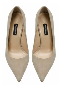 Béžové semišové lodičky na vysokém podpatku s špičatou špičkou a hladkou koženou stélkou. Na vnitřní straně je decentní logo Nine West.