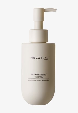 Flacon-pompe blanc étiqueté InglotLab gel visage nettoyant en profondeur avec extrait de ginkgo biloba et kombucha sur fond uni.