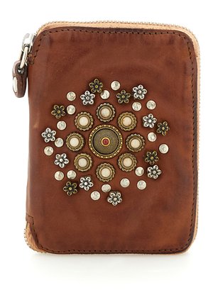 Bustina in pelle marrone con zip, con borchie metalliche floreali circolari e pietre decorative disposte in un motivo simmetrico sul davanti.