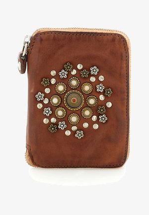 Bustina in pelle marrone con zip, con borchie metalliche floreali circolari e pietre decorative disposte in un motivo simmetrico sul davanti.