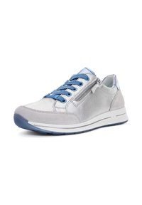 Zapatilla deportiva casual plateada con cordones azules, cremallera lateral, suela blanca y suela exterior azul, mostrada desde un ligero ángulo frontal.