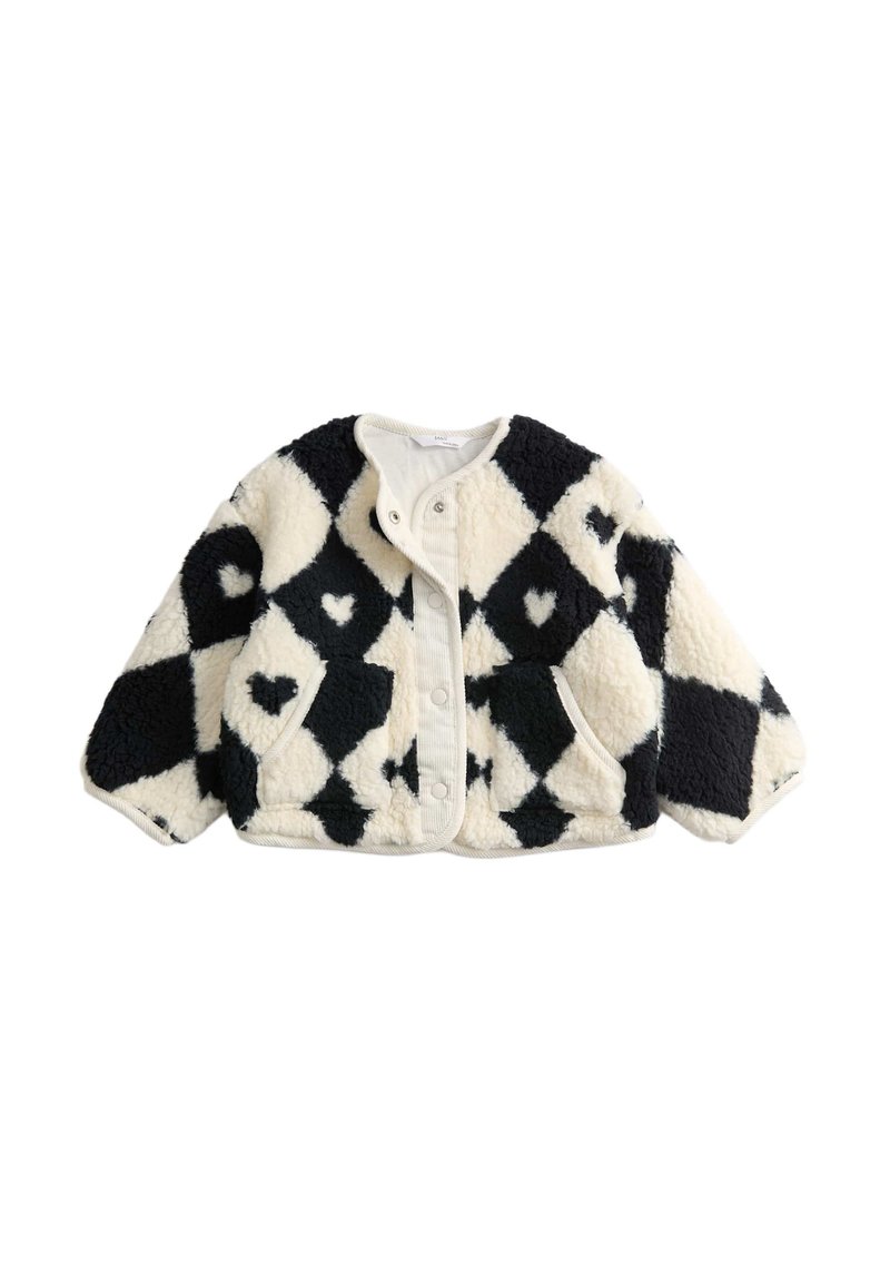 Fleecejakke med et sort og hvidt diamantmønster med hjerte detaljer, trykknapper og to forlommer.