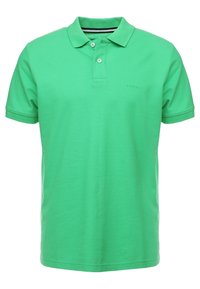 Grön pikétröja i bomull med ribbad krage, tvåknappsprydd knappslå och subtil logotypdetalj på bröstet.