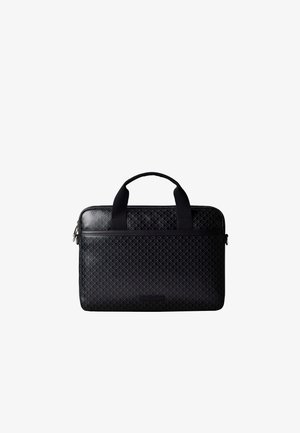 Sacoche noire pour ordinateur portable avec motif géométrique texturé, deux poignées en tissu et une poche avant zippée sur fond blanc.