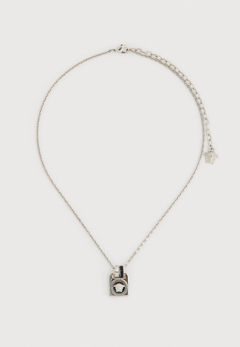 Collier chaîne en argent avec un petit pendentif cadenas à surface texturée et détails noirs. Longueur ajustable avec fermeture à boucle.