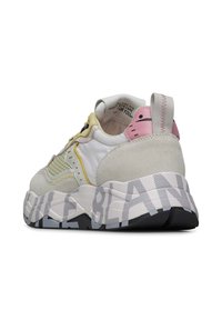 Weiße und graue Sneaker mit gelben und rosa Akzenten, strukturierten Wildleder- und Mesh-Panels, einer klobigen Sohle mit markanten Schriftzügen und einem Zugband.