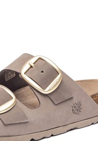 Sandalo in suede grigio con due ampie cinghie, fibbie dorate regolabili e soletta testurizzata. Presente il logo impresso e un dettaglio a forma di coccinella.