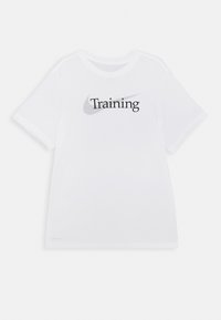 Camiseta de manga corta blanca hecha de una mezcla de algodón que presenta el texto "Training" en negro y un logo de swoosh de Nike en gris. Textura suave.