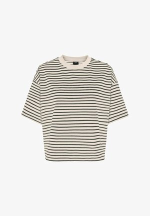 Kortermet hvit T-skjorte med svarte horisontale striper og rund hals, vist mot en hvit bakgrunn.