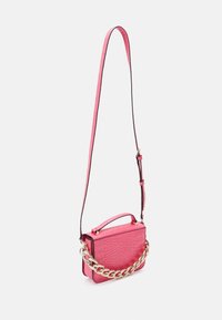 Rosa fusk läder crossbody-väska med krokodiltextur, guld kedjeaccent, justerbar rem och topphandtag. Kompakt rektangulär form.