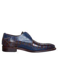 Chaussure de ville en cuir marron avec des motifs en crocodile bleu, design épuré, bout pointu et petit talon. Présente des coutures ton sur ton et une finition lisse.