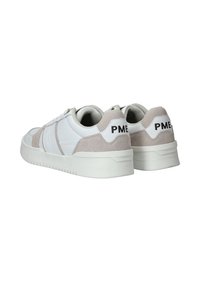 Baskets blanches avec des accents en daim gris clair. Elles présentent des lacets plats, une languette rembourrée et un logo au niveau du talon. Semelle en caoutchouc texturée.