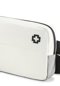 Borsa imbottita bianca con zip nera, con un accento logo nero e un fondo grigio texturizzato. Forma rettangolare compatta, tracolla regolabile.
