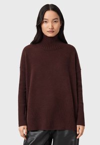 Bordeaux turtleneck sweater i blød strik, med ribkant nederst og ved ærmerne, i en løs pasform og med faldende skuldre.