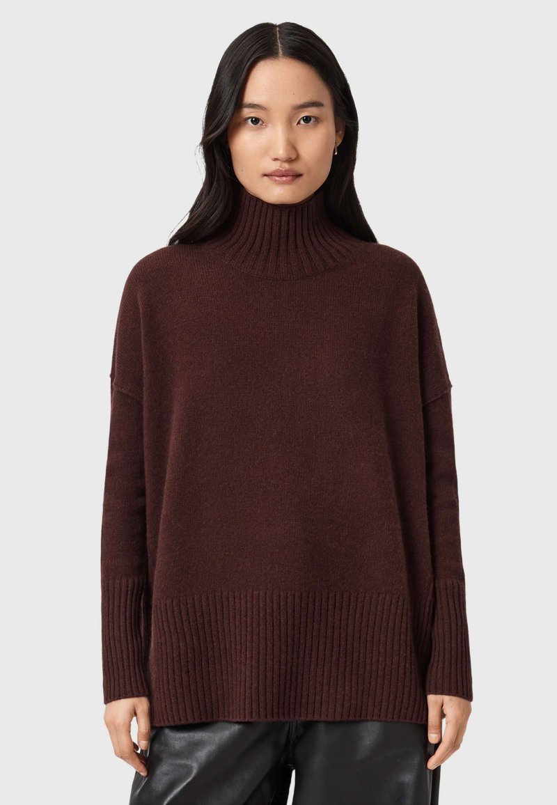 Bordeaux turtleneck sweater i blød strik, med ribkant nederst og ved ærmerne, i en løs pasform og med faldende skuldre.