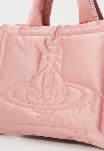 Ροζ κουβέρτα τσάντα που διαθέτει ραμμένο γραφικό σχέδιο ενός δορυφόρου. Κατασκευασμένη από μαλακό ύφασμα με δύο ανθεκτικούς θηλυκούς. 