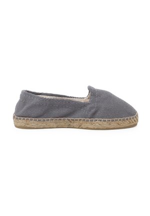 Grå lærred espadrille med vævet jutesål, rund tå, slip-on design og tekstureret overdel med diagonale mønstre.
