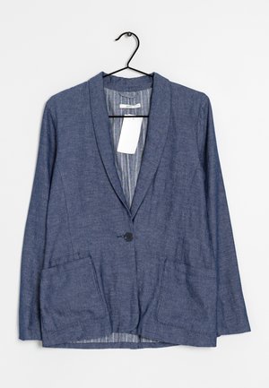 Blazer in lino blu con collo a scialle, chiusura con un bottone, due tasche frontali e motivo a righe visibile sulla fodera interna.