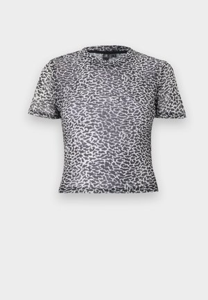 Rövid ujjú, testhez simuló hálós felső fekete-fehér absztrakt állatminta mintával és kerek nyakkivágással, egyszínű háttér előtt bemutatva.