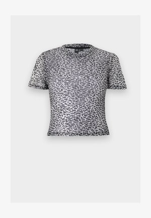 Rövid ujjú, testhez simuló hálós felső fekete-fehér absztrakt állatminta mintával és kerek nyakkivágással, egyszínű háttér előtt bemutatva.