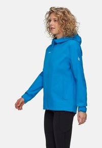 Blå vattentät jacka med huva, framdragkedja och två sidofickor. Har elastiska mudd och dragsko vid fållen för justerbarhet.