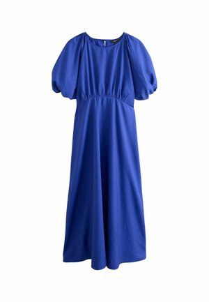 Blaues Midikleid mit gepufften kurzen Ärmeln, rundem Ausschnitt, geraffter Taille und fließendem Rock auf weißem Hintergrund.