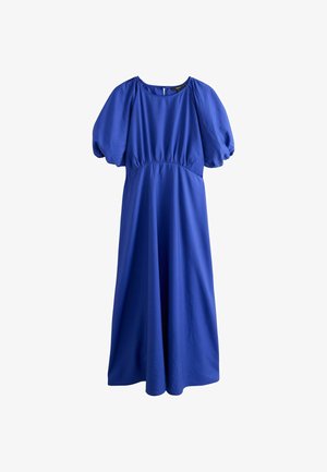 Blaues Midikleid mit gepufften kurzen Ärmeln, rundem Ausschnitt, geraffter Taille und fließendem Rock auf weißem Hintergrund.