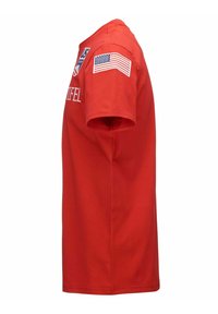 T-shirt in cotone rosso con scollo rotondo, maniche corte e bandiera degli Stati Uniti ricamata sulla manica sinistra, con scritta bianca sul davanti.