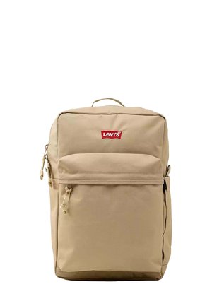 Mochila beige de Levi's con un bolsillo con cremallera en la parte frontal, asa en la parte superior y parche del logo rojo de Levi's en el panel frontal superior.