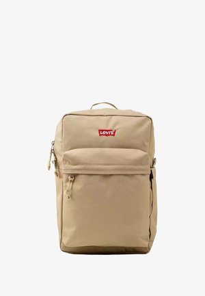 Mochila beige de Levi's con un bolsillo con cremallera en la parte frontal, asa en la parte superior y parche del logo rojo de Levi's en el panel frontal superior.