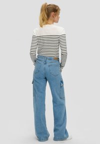s.Oliver SURI RISE WIDE -TASCHEN - Flared Jeans - blau