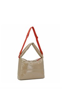 Bolso acolchado beige con acabado brillante, que presenta una correa ajustable roja y un diseño de asa único. Incluye un cierre con cremallera.
