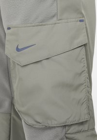 Nike Sportswear K NSW CTY UTLITY EO TF WZ PNT - Pantalones cargo - dark stucco