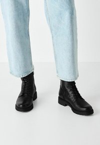 Tamaris TOUCH-IT - Botines con cordones - black croco