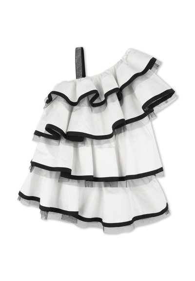 Robe asymétrique avec volants superposés en blanc et noir. Bordure noire sur chaque couche et une sangle scintillante. Texture de tissu lisse.