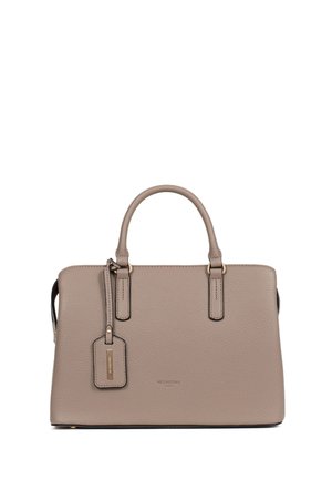 Sac à main structuré en cuir taupe avec double poignée et étiquette rectangulaire suspendue, coutures minimales et logo discrètement embossé.