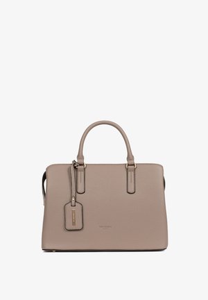 Taupefarbene Handtasche aus strukturiertem Leder mit zwei Griffen und einem hängenden rechteckigen Anhänger, minimalen Nähten und dezent eingeprägtem Markenlogo.