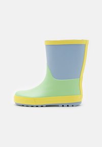 Gummiregenstiefel mit einem hellgrünen Körper, blauer Obersektion und gelbem Rand oben sowie an der Sohle; verfügt über eine strukturierte Sohle für besseren Halt.