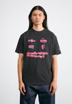 Puma FERRARI RACE NEON ENERGY ARCHIVETEE - T-shirt imprimé - black
