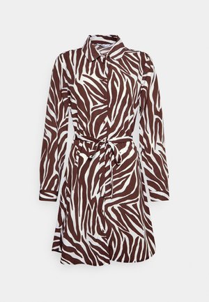 Robe-chemise boutonnée à imprimé zèbre marron et blanc, manches longues et ceinture assortie en tissu nouée à la taille.