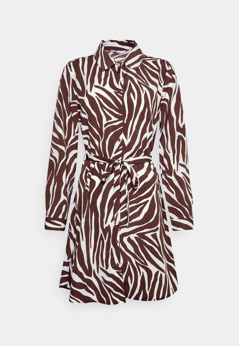 Robe-chemise boutonnée à imprimé zèbre marron et blanc, manches longues et ceinture assortie en tissu nouée à la taille.