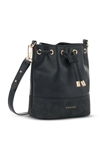 Svart bucket bag i slät och texturerad material, med dragsnörning, guldfärgade detaljer och en justerbar rem.